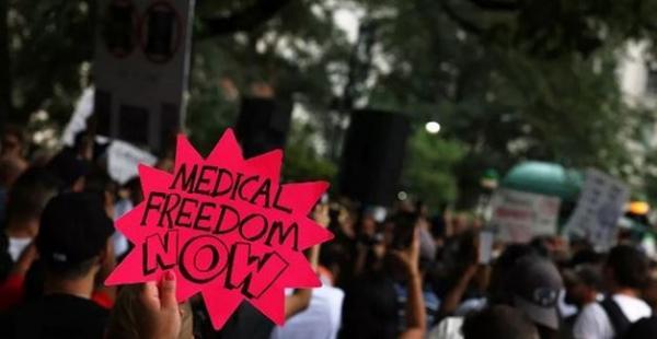 مخالفان واکسن کرونا در نیویورک به خیابان ها ریختند
