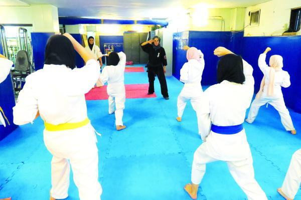 سرمربی تیم ملی کاراته بانوان خودش را مدیون مردم می داند ، تلنگری که از طرف خدا به زندگی ام خورد